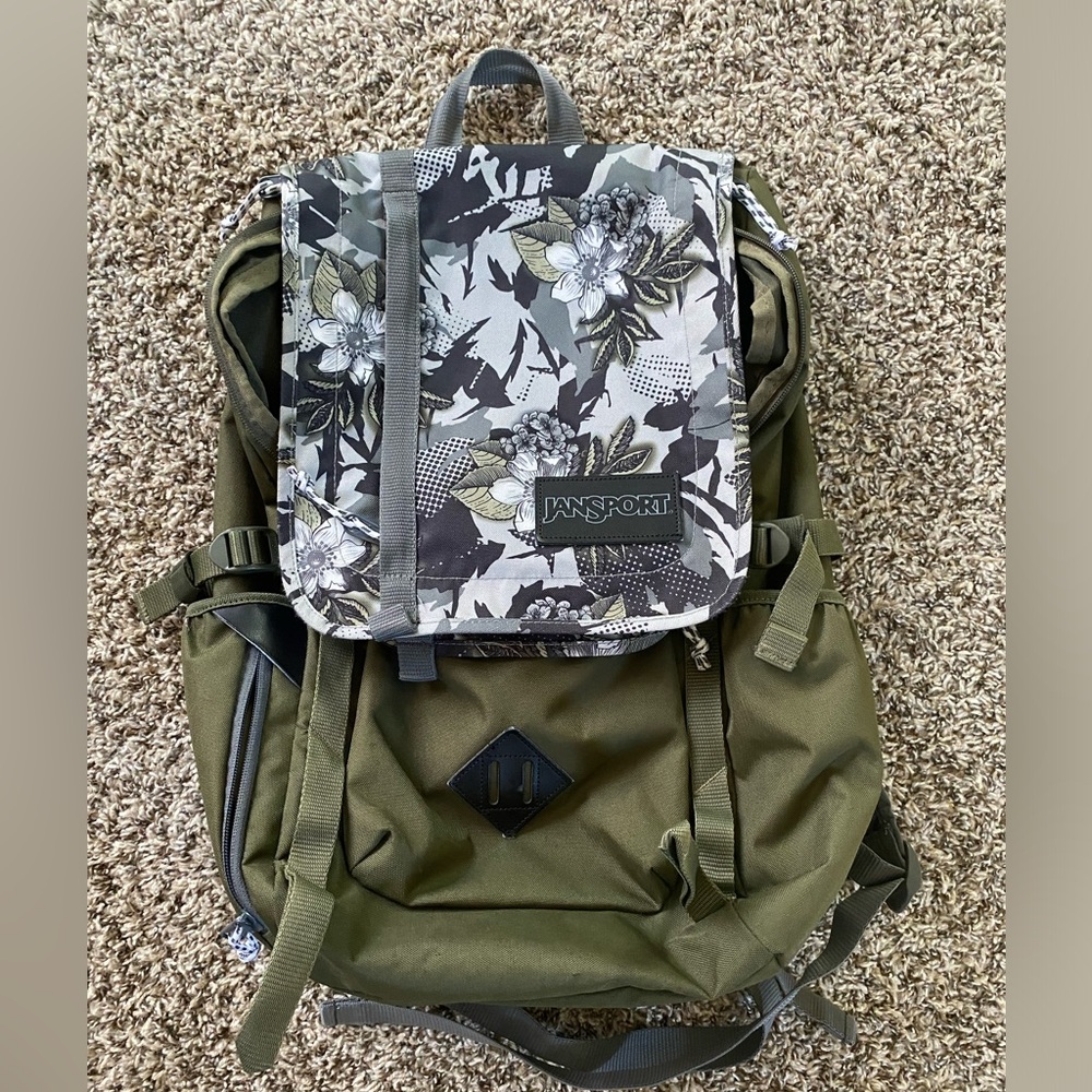 Jansport Hatchet backpack. Tons of pockets including internal mesh pocket.